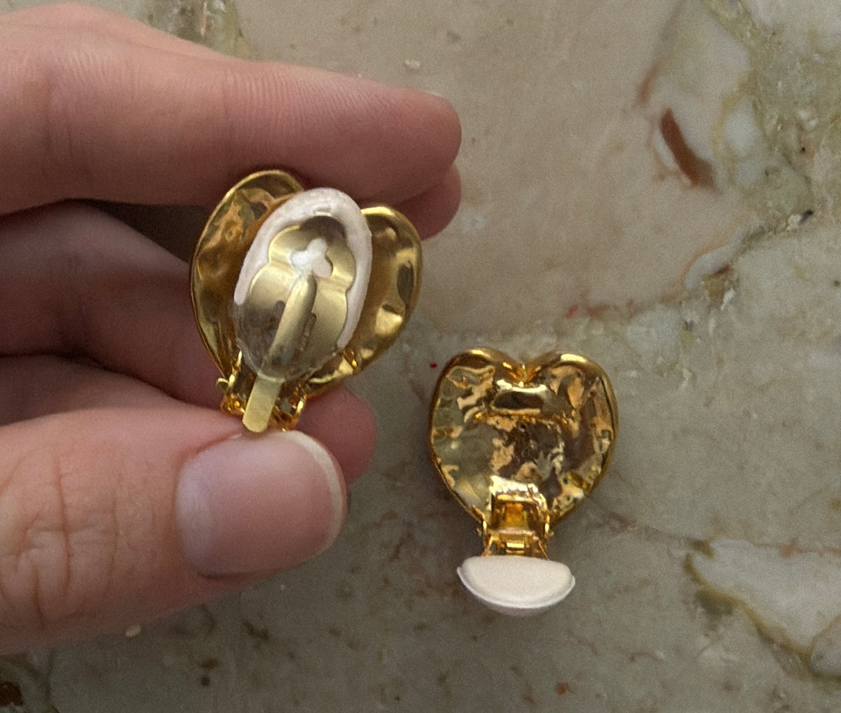 עגילי לב מוזהבות משובצות אבנים, קליפס