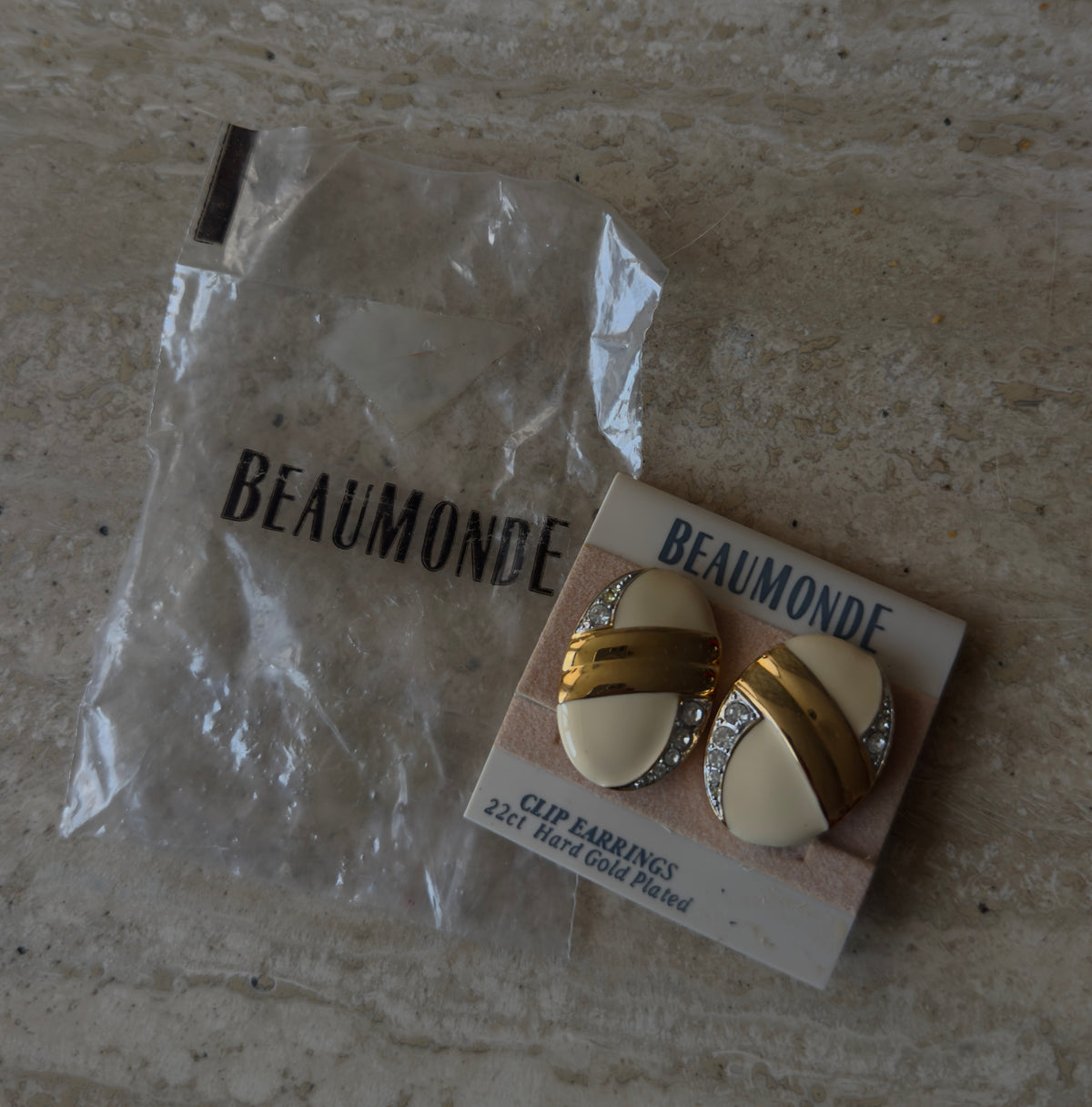 עגילי קליפס חתומים BEAUMONDE מצופים בזהב 22 קארט, אמייל וזירקונים