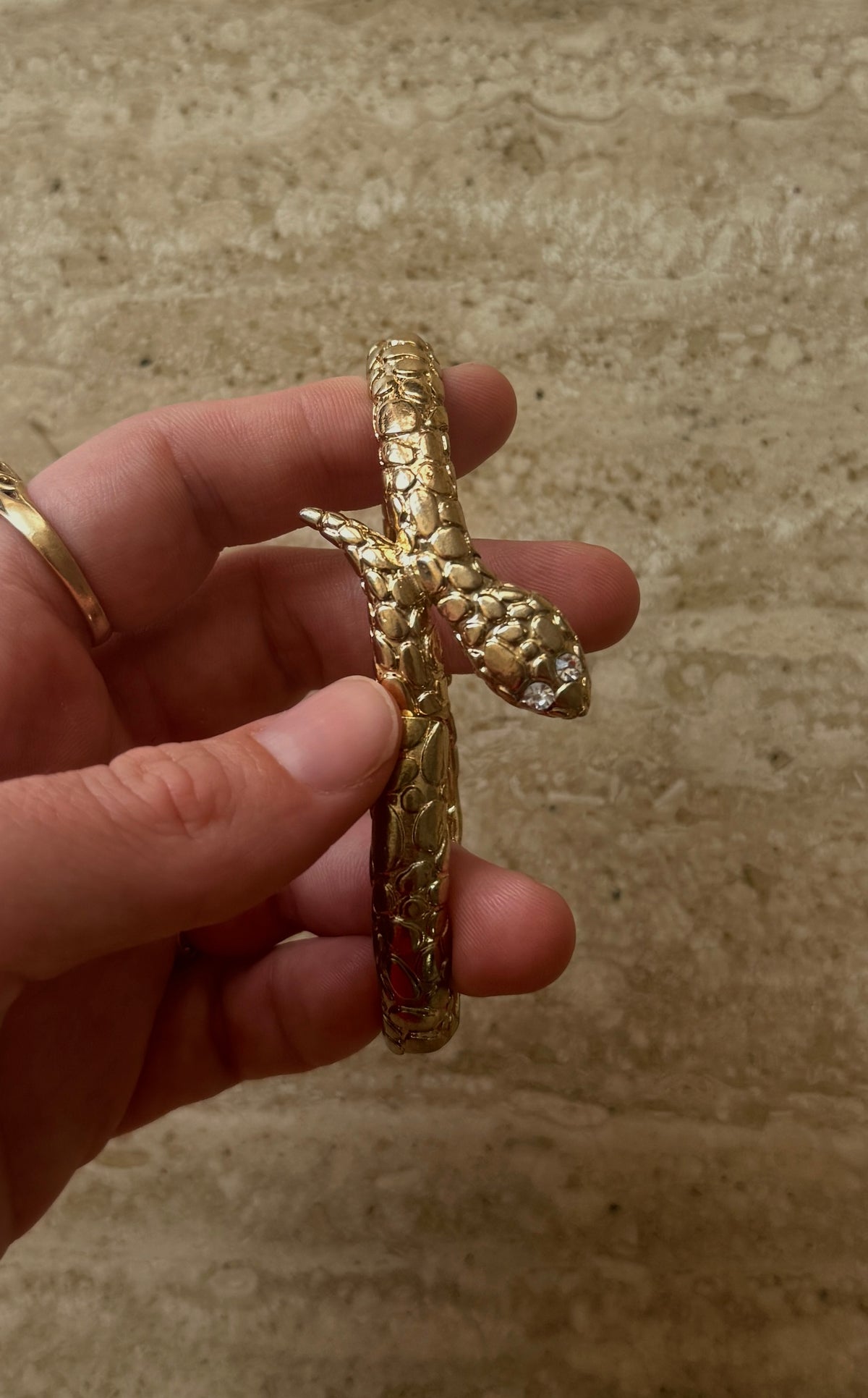 צמיד נחש זהוב עשוי חוליות