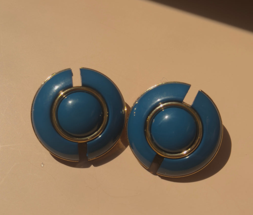 עגילי דסקה כחולים עם פסים זהובים